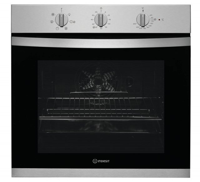 Il forno elettrico IFW 3534 H IX di Indesit in classe A, largo 60 cm con cavità di 71 litri, è facile da pulire grazie al sistema Click&Clean con cui è possibile estrarre la controporta in vetro. Ha 6 funzioni tra cui quella che combina la rapidità del grill con l’efficienza del programma ventilato, per ottenere una gratinatura perfetta. Prezzo 600 euro. www.indesit.it Il forno elettrico IFW 3534 H IX di Indesit in classe A, largo 60 cm con cavità di 71 litri, è facile da pulire grazie al sistema Click&Clean con cui è possibile estrarre la controporta in vetro. Ha 6 funzioni tra cui quella che combina la rapidità del grill con l’efficienza del programma ventilato, per ottenere una gratinatura perfetta. Prezzo 600 euro. www.indesit.it