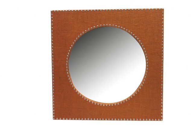 GF 381 di Novità Import è lo specchio rotondo inserito in una cornice quadrata rivestita in tessuto color ruggine e decorata da piccoli bottoni dorati che riprende lo stile del comò. Mi sura L 61 x P 61 cm. Prezzo 81,80 euro. www.novitahome.com GF 381 di Novità Import è lo specchio rotondo inserito in una cornice quadrata rivestita in tessuto color ruggine e decorata da piccoli bottoni dorati che riprende lo stile del comò. Mi sura L 61 x P 61 cm. Prezzo 81,80 euro. www.novitahome.com
