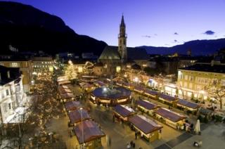 Fino al 6 gennaio si tiene in Piazza Walther a Bolzano il più grande mercatino di Natale d’Italia che ospita la terza edizione di “Un Natale di libri”. Tra le specialità culinarie non mancano le frittele di mele, i tradizionali Zelten, Stollen, Lebkuchen. Novità di quest’anno è l’angolo gourmet allestito in Piazza Municipio con una vasta scelta di street food. Foto: Alex Filz www.mercatinodinatalebz.it Fino al 6 gennaio si tiene in Piazza Walther a Bolzano il più grande mercatino di Natale d’Italia che ospita la terza edizione di “Un Natale di libri”. Tra le specialità culinarie non mancano le frittele di mele, i tradizionali Zelten, Stollen, Lebkuchen. Novità di quest’anno è l’angolo gourmet allestito in Piazza Municipio con una vasta scelta di street food. Foto: Alex Filz www.mercatinodinatalebz.it