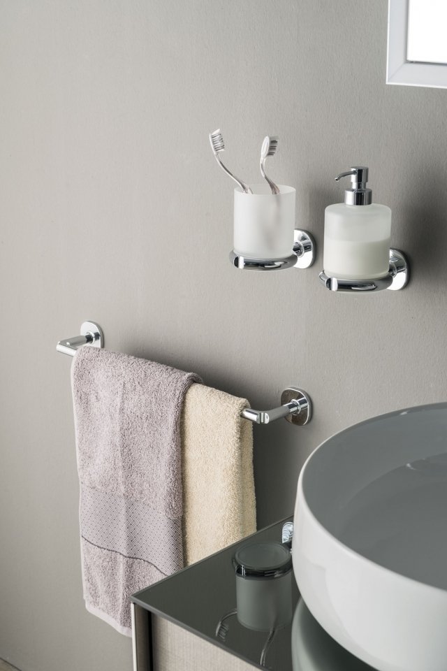 Se non c’è spazio sul lavabo per spazzolino, dentifricio e sapone, si può scegliere il portabicchiere e lo spandisapone a parete della collezione Ellepi di Inda con design Grey ID. Entrambi con contenitore in vetro satinato, hanno finitura cromata e sono caratterizzati da un leggero incavo angolare. Il portabicchiere misura L 9 x P 13 x H 12 cm e costa, Iva esclusa, 49 euro; lo spandisapone dalle misure L 9 x P 12 x H 16 cm costa, Iva esclusa, 63 euro. www.inda.net Se non c’è spazio sul lavabo per spazzolino, dentifricio e sapone, si può scegliere il portabicchiere e lo spandisapone a parete della collezione Ellepi di Inda con design Grey ID. Entrambi con contenitore in vetro satinato, hanno finitura cromata e sono caratterizzati da un leggero incavo angolare. Il portabicchiere misura L 9 x P 13 x H 12 cm e costa, Iva esclusa, 49 euro; lo spandisapone dalle misure L 9 x P 12 x H 16 cm costa, Iva esclusa, 63 euro. www.inda.net
