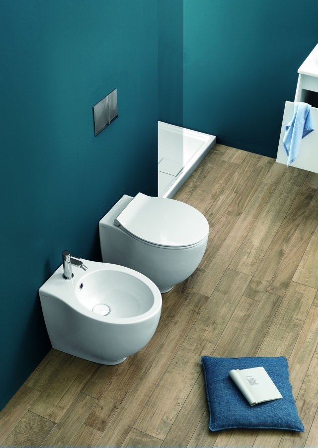 Hanno dimensioni contenute vaso e bidet a terra della collezione Le Fiabe di Hatria. A filo muro, sono realizzati in ceramica bianca. Misurano entrambi L 36,5 x P 50 cm. Prezzo, cadauno e Iva esclusa, 245 euro. www.hatria.com Hanno dimensioni contenute vaso e bidet a terra della collezione Le Fiabe di Hatria. A filo muro, sono realizzati in ceramica bianca. Misurano entrambi L 36,5 x P 50 cm. Prezzo, cadauno e Iva esclusa, 245 euro. www.hatria.com