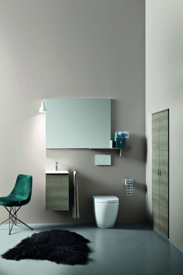 Sono in vetro l’anta e il ripiano interno del mobile lavabo compatto Joy di Cerasa in essenza corda e con frontale con apertura a gola. Della composizione fanno parte anche il lavabo consolle Fast in octitec, lo specchio antinfortunistico, la lampada con paralume in metallo laccato bianco e la mensola a L. Il mobile lavabo misura L 35 x P 38 x H 48 cm. Prezzo della composizione, Iva esclusa, 933 euro. www.cerasa.it Sono in vetro l’anta e il ripiano interno del mobile lavabo compatto Joy di Cerasa in essenza corda e con frontale con apertura a gola. Della composizione fanno parte anche il lavabo consolle Fast in octitec, lo specchio antinfortunistico, la lampada con paralume in metallo laccato bianco e la mensola a L. Il mobile lavabo misura L 35 x P 38 x H 48 cm. Prezzo della composizione, Iva esclusa, 933 euro. www.cerasa.it
