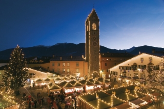 Dal 1 dicembre si rinnova il rituale del calendario dell’Avvento anche al mercatino di Natale di Vipiteno, dove è un piccolo angioletto ad aprire le caselline. Ai piedi della Torre delle Dodici, costruita nel 1486, si possono ammirare fino al 6 gennaio presepi intagliati a mano e decori natalizi tradizionali. Foto: Alex Filz http://mercatinonatalizio-vipiteno.com/ Dal 1 dicembre si rinnova il rituale del calendario dell’Avvento anche al mercatino di Natale di Vipiteno, dove è un piccolo angioletto ad aprire le caselline. Ai piedi della Torre delle Dodici, costruita nel 1486, si possono ammirare fino al 6 gennaio presepi intagliati a mano e decori natalizi tradizionali. Foto: Alex Filz http://mercatinonatalizio-vipiteno.com/