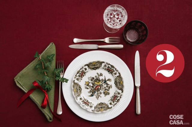 Mai buttare i piatti spaiati: mescolati al classico servizio bianco sono di super tendenza, uno differente per ogni ospite e per regalare alla tavola un twist in più. Per completare, due bicchieri preziosi, argenteria di linea contemporanea, un tovagliolo dove poggiare un rametto di edera arricchito da un fiocchetto, in nuance col piatto decorato. Mai buttare i piatti spaiati: mescolati al classico servizio bianco sono di super tendenza, uno differente per ogni ospite e per regalare alla tavola un twist in più. Per completare, due bicchieri preziosi, argenteria di linea contemporanea, un tovagliolo dove poggiare un rametto di edera arricchito da un fiocchetto, in nuance col piatto decorato.