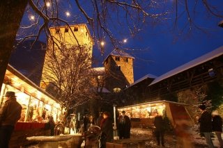 Festeggiano 25 anni i mercatini di Natale di Merano in cui, fino al 6 gennaio, saranno presenti tanti artigiani con originali prodotti artigianali di qualità. I manufatti si possono acquistare nelle tipiche casette di legno dal design essenziale e moderno nel centro cittadino e lungo il fiume Passirio. Foto: Merano Marketing http://mercatini.merano.eu/ Festeggiano 25 anni i mercatini di Natale di Merano in cui, fino al 6 gennaio, saranno presenti tanti artigiani con originali prodotti artigianali di qualità. I manufatti si possono acquistare nelle tipiche casette di legno dal design essenziale e moderno nel centro cittadino e lungo il fiume Passirio. Foto: Merano Marketing http://mercatini.merano.eu/