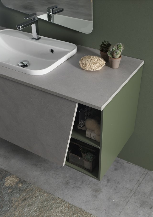 Il mobile lavabo e.Ly inclinato di Arcombagno chiuso e a giorno occupa uno spazio molto contenuto. Ha finitura Ares con effetto ecomalta e salvia laccato. Misura L 110 x P 50 x H 50 cm. Prezzo, Iva esclusa, della soluzione comprensiva anche di lavabo incasso Mary e pensili in metallo, 1.930 euro. www.arcombagno.com Il mobile lavabo e.Ly inclinato di Arcombagno chiuso e a giorno occupa uno spazio molto contenuto. Ha finitura Ares con effetto ecomalta e salvia laccato. Misura L 110 x P 50 x H 50 cm. Prezzo, Iva esclusa, della soluzione comprensiva anche di lavabo incasso Mary e pensili in metallo, 1.930 euro. www.arcombagno.com