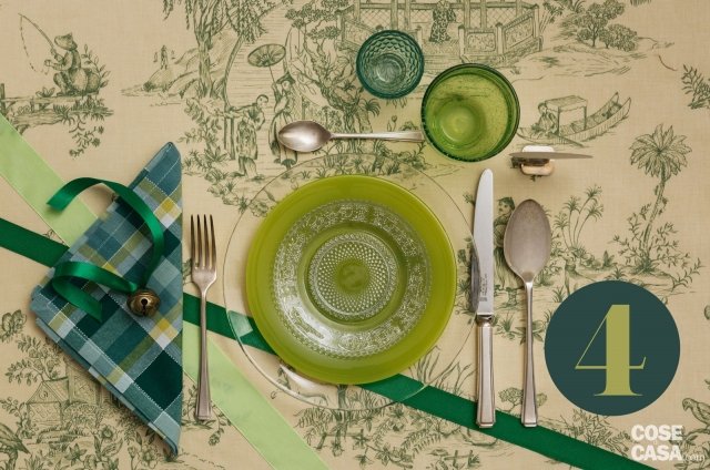 Un’idea per chi festeggia il Natale in campagna o per chi predilige il verde, in tutte le sfumature. Protagonista la tovaglia, in Toile de jouy (tipico tessuto francese con scene campestri stampate), e poi nastri, piatti in vetro trasparenti per far apprezzare lo sfondo, e un tovagliolo rustico a quadri con un campanellino beneaugurante. Un’idea per chi festeggia il Natale in campagna o per chi predilige il verde, in tutte le sfumature. Protagonista la tovaglia, in Toile de jouy (tipico tessuto francese con scene campestri stampate), e poi nastri, piatti in vetro trasparenti per far apprezzare lo sfondo, e un tovagliolo rustico a quadri con un campanellino beneaugurante.