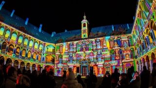 Per il terzo anno, Bressanone ospita per il mercatino di Natale “Il sogno di Soliman 3”, uno spettacolare show multimediale realizzato dagli artisti della luce “Spectaculaires – Allumeurs d’Images” che l’anno scorso ha attirato oltre 60.000 persone, tra giochi di luce e musica all’interno del cortile del Palazzo Vescovile. Foto: MG2 https://www.brixen.org/de/events/highlight-events/weihnachtsmarkt.html Per il terzo anno, Bressanone ospita per il mercatino di Natale “Il sogno di Soliman 3”, uno spettacolare show multimediale realizzato dagli artisti della luce “Spectaculaires – Allumeurs d’Images” che l’anno scorso ha attirato oltre 60.000 persone, tra giochi di luce e musica all’interno del cortile del Palazzo Vescovile. Foto: MG2 https://www.brixen.org/de/events/highlight-events/weihnachtsmarkt.html