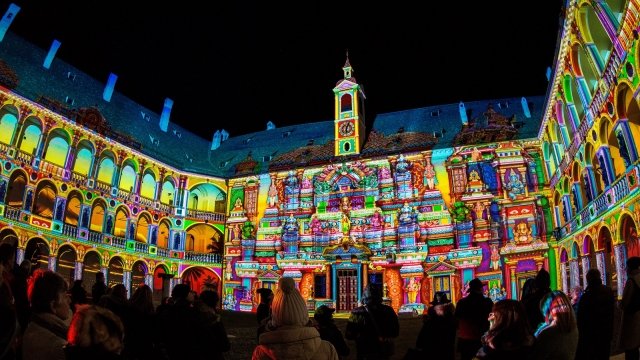 Per il terzo anno, Bressanone ospita per il mercatino di Natale “Il sogno di Soliman 3”, uno spettacolare show multimediale realizzato dagli artisti della luce “Spectaculaires – Allumeurs d’Images” che l’anno scorso ha attirato oltre 60.000 persone, tra giochi di luce e musica all’interno del cortile del Palazzo Vescovile. Foto: MG2 https://www.brixen.org/de/events/highlight-events/weihnachtsmarkt.html Per il terzo anno, Bressanone ospita per il mercatino di Natale “Il sogno di Soliman 3”, uno spettacolare show multimediale realizzato dagli artisti della luce “Spectaculaires – Allumeurs d’Images” che l’anno scorso ha attirato oltre 60.000 persone, tra giochi di luce e musica all’interno del cortile del Palazzo Vescovile. Foto: MG2 https://www.brixen.org/de/events/highlight-events/weihnachtsmarkt.html