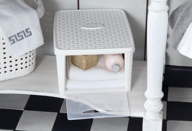 È dotato di coperchio e apertura frontale il contenitore multiuso Infinity Box di Bama. Sovrapponibile per sfruttare al meglio lo spazio, ha un volume di 20 litri. È disponibile in colori assortiti, con finitura esterna in paglia intrecciata. Misura L 31 x P 40,5 x H 21,2 cm. Prezzo 8,90 euro. www.bamagroup.com È dotato di coperchio e apertura frontale il contenitore multiuso Infinity Box di Bama. Sovrapponibile per sfruttare al meglio lo spazio, ha un volume di 20 litri. È disponibile in colori assortiti, con finitura esterna in paglia intrecciata. Misura L 31 x P 40,5 x H 21,2 cm. Prezzo 8,90 euro. www.bamagroup.com