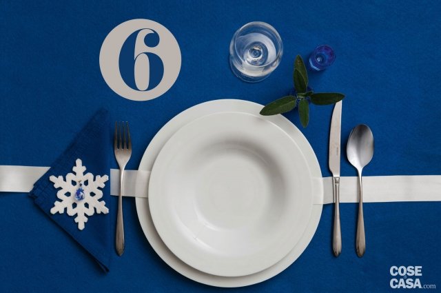 Bluette come la volta celeste dei presepi per la tavola minimal: l’effetto è garantito a patto che ci sia un’erba aromatica per ogni coperto (in questo caso salvia), e che sia previsto un cestino bianco basso di erbe miste come centrotavola. Il nastro bianco si toglierà dopo il primo, e ogni commensale lo arrotolerà passandolo al vicino con un augurio speciale. Bluette come la volta celeste dei presepi per la tavola minimal: l’effetto è garantito a patto che ci sia un’erba aromatica per ogni coperto (in questo caso salvia), e che sia previsto un cestino bianco basso di erbe miste come centrotavola. Il nastro bianco si toglierà dopo il primo, e ogni commensale lo arrotolerà passandolo al vicino con un augurio speciale.