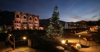 Il mercatino di Natale Marché Vert Noël di Aosta si svolge nella straordinaria scenografia del Teatro Romano. Fino al 7 gennaio si possono trovare tra i tipici chalet originali idee regalo, gustando le saporite specialità locali. Foto: Enrico Romanzi http://www.lovevda.it/it/eventi Il mercatino di Natale Marché Vert Noël di Aosta si svolge nella straordinaria scenografia del Teatro Romano. Fino al 7 gennaio si possono trovare tra i tipici chalet originali idee regalo, gustando le saporite specialità locali. Foto: Enrico Romanzi http://www.lovevda.it/it/eventi