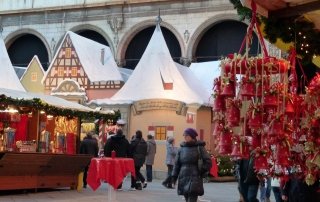 Sono giunti alla decima edizione i mercatini di Natale di Verona che rimarranno aperti fino al 26 dicembre. In collaborazione con mercatino di Natale di Norimberga (Nürnberger Christkindlesmarkt) si terranno a Piazza dei Signori e Cortile Mercato Vecchio, Piazza Indipendenza, Via della Costa, Lungadige San Giorgio, Castel San Pietro e San Zeno. Foto: Mercatini di Natale Verona http://www.nataleinpiazza.it Sono giunti alla decima edizione i mercatini di Natale di Verona che rimarranno aperti fino al 26 dicembre. In collaborazione con mercatino di Natale di Norimberga (Nürnberger Christkindlesmarkt) si terranno a Piazza dei Signori e Cortile Mercato Vecchio, Piazza Indipendenza, Via della Costa, Lungadige San Giorgio, Castel San Pietro e San Zeno. Foto: Mercatini di Natale Verona http://www.nataleinpiazza.it