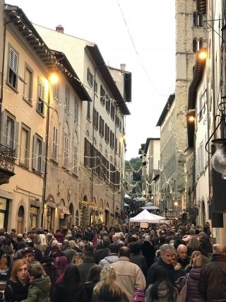 Arezzo, città del Natale, offre anche quest’anno un nutrito programma. In Corso Italia proiezioni artistiche architetturali, si affiancano alle più tradizionali luminarie di 10 giovani aretini, studenti del corso di grafica presso il liceo artistico cittadino “Piero della Francesca”. La luce è la protagonista anche con Christmas Lights: dal 2 dicembre al 7 gennaio verranno proiettate luci natalizie sulle mura della città, mentre in alcuni scorci cittadini si troveranno installazioni artistiche a LED. Foto: Arezzo Città del Natale http://cittadelnatale.comune.arezzo.it/ Arezzo, città del Natale, offre anche quest’anno un nutrito programma. In Corso Italia proiezioni artistiche architetturali, si affiancano alle più tradizionali luminarie di 10 giovani aretini, studenti del corso di grafica presso il liceo artistico cittadino “Piero della Francesca”. La luce è la protagonista anche con Christmas Lights: dal 2 dicembre al 7 gennaio verranno proiettate luci natalizie sulle mura della città, mentre in alcuni scorci cittadini si troveranno installazioni artistiche a LED. Foto: Arezzo Città del Natale http://cittadelnatale.comune.arezzo.it/