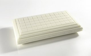 Cuscino Divine di Bultex: guanciale ergonomico, rappresenta l’evoluzione tecnologica del guanciale più tradizionale, di cui conserva la classica sagomatura. Realizzato interamente in Memory BX, materiale automodellante e altamente traspirante, accoglie alla perfezione la zona cervicale, assecondandone le naturali curvature, garantendo una corretta posizione di riposo a collo, spalle e capo ed evitando la formazione di fastidiosi punti di pressione, per un riposo a tutto benessere. Altamente traspirante e con rivestimento in 100% cotone, Divine è lavabile in lavatrice a 30° con ciclo delicato, per offrire sempre il massimo dell’igiene al tuo riposo. Cuscino Divine di Bultex: guanciale ergonomico, rappresenta l’evoluzione tecnologica del guanciale più tradizionale, di cui conserva la classica sagomatura. Realizzato interamente in Memory BX, materiale automodellante e altamente traspirante, accoglie alla perfezione la zona cervicale, assecondandone le naturali curvature, garantendo una corretta posizione di riposo a collo, spalle e capo ed evitando la formazione di fastidiosi punti di pressione, per un riposo a tutto benessere. Altamente traspirante e con rivestimento in 100% cotone, Divine è lavabile in lavatrice a 30° con ciclo delicato, per offrire sempre il massimo dell’igiene al tuo riposo.