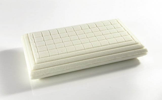 Cuscino Divine di Bultex: guanciale ergonomico, rappresenta l’evoluzione tecnologica del guanciale più tradizionale, di cui conserva la classica sagomatura. Realizzato interamente in Memory BX, materiale automodellante e altamente traspirante, accoglie alla perfezione la zona cervicale, assecondandone le naturali curvature, garantendo una corretta posizione di riposo a collo, spalle e capo ed evitando la formazione di fastidiosi punti di pressione, per un riposo a tutto benessere. Altamente traspirante e con rivestimento in 100% cotone, Divine è lavabile in lavatrice a 30° con ciclo delicato, per offrire sempre il massimo dell’igiene al tuo riposo. Cuscino Divine di Bultex: guanciale ergonomico, rappresenta l’evoluzione tecnologica del guanciale più tradizionale, di cui conserva la classica sagomatura. Realizzato interamente in Memory BX, materiale automodellante e altamente traspirante, accoglie alla perfezione la zona cervicale, assecondandone le naturali curvature, garantendo una corretta posizione di riposo a collo, spalle e capo ed evitando la formazione di fastidiosi punti di pressione, per un riposo a tutto benessere. Altamente traspirante e con rivestimento in 100% cotone, Divine è lavabile in lavatrice a 30° con ciclo delicato, per offrire sempre il massimo dell’igiene al tuo riposo.