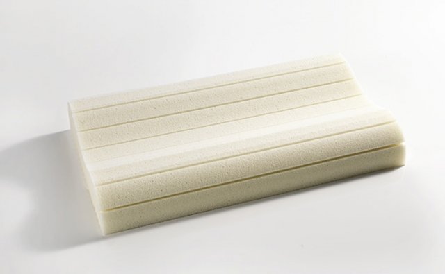 Cuscino Pulse di Bultex: guanciale ortopedico dedicato a chi desidera offrire qualche attenzione in più alla zona cervicale, per dolori o problematiche relativi a questa zona del corpo o per semplice prevenzione. Ha una speciale conformazione “a onda” che garantisce la corretta posizione del tratto spalla-collo durante le ore di sonno, per una perfetta ergonomia di riposo. Grazie al Memory BX con cui è realizzato, Pulse si automodella con estrema facilità alle forme del corpo, regalando un sostegno reso ancora più preciso dalla speciale sagomatura della zona di contatto con il collo. Altamente traspirante e con rivestimento in 100% cotone, è lavabile in lavatrice a 30° con ciclo delicato, per offrire sempre il massimo dell’igiene al tuo riposo. Cuscino Pulse di Bultex: guanciale ortopedico dedicato a chi desidera offrire qualche attenzione in più alla zona cervicale, per dolori o problematiche relativi a questa zona del corpo o per semplice prevenzione. Ha una speciale conformazione “a onda” che garantisce la corretta posizione del tratto spalla-collo durante le ore di sonno, per una perfetta ergonomia di riposo. Grazie al Memory BX con cui è realizzato, Pulse si automodella con estrema facilità alle forme del corpo, regalando un sostegno reso ancora più preciso dalla speciale sagomatura della zona di contatto con il collo. Altamente traspirante e con rivestimento in 100% cotone, è lavabile in lavatrice a 30° con ciclo delicato, per offrire sempre il massimo dell’igiene al tuo riposo.