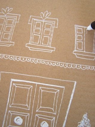 Decorate tutta la casetta con il pennarello, disegnando tegole, porta e finestre.