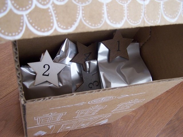 Riempite la casa dei sacchetti chiusi con le mollette con i numeri e il calendario dell’avvento è pronto (Foto 7 e 8). Riempite la casa dei sacchetti chiusi con le mollette con i numeri e il calendario dell’avvento è pronto (Foto 7 e 8).