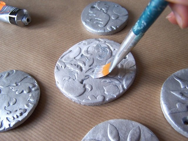 Una volta asciutti, potete dipingerli con il colore acrilico argento non diluito su entrambi i lati. Una volta asciutti, potete dipingerli con il colore acrilico argento non diluito su entrambi i lati.