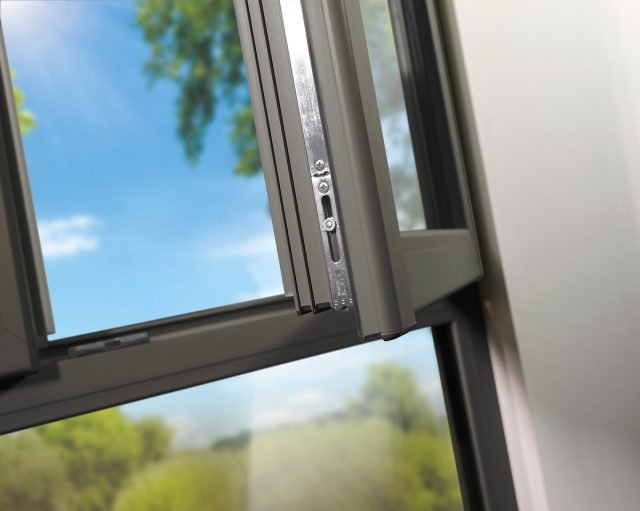 Con la finestra Zendow#neo Thermofibra di Deceuninck si possono raggiungere valori di trasmittanza di Uf=0,98W/m2K, che significa Uw fino a 0,72 W/m2K con vetraggio adatto. Rientra quindi nel range richiesto per una casa cosiddetta passiva. Infatti ha anche il certificato di Passivhaus phB. www.deceuninck.it Con la finestra Zendow#neo Thermofibra di Deceuninck si possono raggiungere valori di trasmittanza di Uf=0,98W/m2K, che significa Uw fino a 0,72 W/m2K con vetraggio adatto. Rientra quindi nel range richiesto per una casa cosiddetta passiva. Infatti ha anche il certificato di Passivhaus phB. www.deceuninck.it