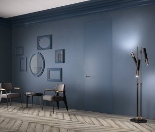 Porta filomuro Exit Zero della linea Sistema Zero di FerreroLegno, proposta con anta grezza e finita con la stessa finitura della parete. Dimensioni: 80×270 cm. Telaio: A_Filo completamente integrato nel muro. Porta filomuro Exit Zero della linea Sistema Zero di FerreroLegno, proposta con anta grezza e finita con la stessa finitura della parete. Dimensioni: 80×270 cm. Telaio: A_Filo completamente integrato nel muro.