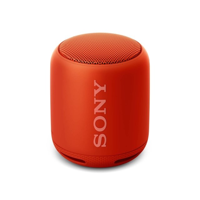 Compatto, leggero ma dall’audio potente, è lo speaker SRS-XB10 della linea Extra Bass di Sony, pensato per chi ama sentire tutta la potenza dei bassi e festeggiare con gli amici: è provvisto di una cinghia in silicone regolabile, che si trasforma in un pratico supporto per direzionare correttamente il suono sia in modalità verticale sia in orizzontale e che consente di portarlo ovunque, ad esempio fissandolo al manubrio della bici, a uno zaino o all’interno della tenda in campeggio. Prezzo: 60,00 euro. www.sony.it Compatto, leggero ma dall’audio potente, è lo speaker SRS-XB10 della linea Extra Bass di Sony, pensato per chi ama sentire tutta la potenza dei bassi e festeggiare con gli amici: è provvisto di una cinghia in silicone regolabile, che si trasforma in un pratico supporto per direzionare correttamente il suono sia in modalità verticale sia in orizzontale e che consente di portarlo ovunque, ad esempio fissandolo al manubrio della bici, a uno zaino o all’interno della tenda in campeggio. Prezzo: 60,00 euro. www.sony.it