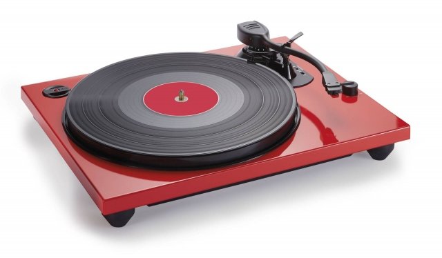 Un giradischi che consente di registrare i vinili su PC tramite cavo USB. Bigben propone diverse soluzioni, tutte caratterizzate da 2 velocità e spegnimento automatico del braccio. Il modello TD114, dal design elegante con finitura laccata, è disponibile nei colori rosso (TD114R) e nero (TD114N) e nella variante dotata di speaker esterni TD114SPS, anche questa di colore nero (TD114NSPS) e rosso (TD114RSPS). Prezzo: 89,99 euro. www.bigben.fr Un giradischi che consente di registrare i vinili su PC tramite cavo USB. Bigben propone diverse soluzioni, tutte caratterizzate da 2 velocità e spegnimento automatico del braccio. Il modello TD114, dal design elegante con finitura laccata, è disponibile nei colori rosso (TD114R) e nero (TD114N) e nella variante dotata di speaker esterni TD114SPS, anche questa di colore nero (TD114NSPS) e rosso (TD114RSPS). Prezzo: 89,99 euro. www.bigben.fr