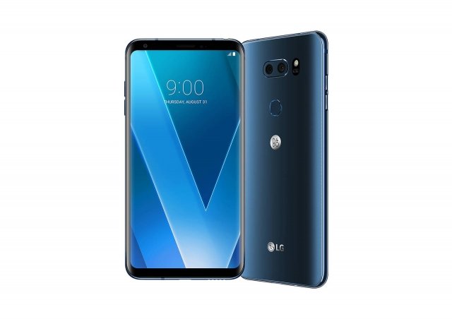 LG V30
Il nuovo smartphone LG V30 presenta display OLED FullVision, fotocamera dalle prestazioni cinematografiche e audio di grande qualità. Doppia fotocamera con apertura F1.6 e lenti Crystal Clear in vetro per la realizzazione di immagini a livelli professionali e caratteristiche audio uniche grazie al Quad DAC Hi-Fi avanzato e alla collaborazione con B&O PLAY. V30 è lo smartphone più leggero della categoria da 6 pollici o superiore, con uno spessore di soli 7,3 mm e un peso di 158 grammi. Batteria da 3,300mAh con Qualcomm Quick Charge 3.0 e ricarica wireless WPC. Sistema Operativo: Android 7.1.2 Nougat. LG V30 sarà presto disponibile in Italia nei colori Cloud Silver e Moroccan Blue e anche nella variante esclusiva V30+ Aurora Black con 128GB di memoria interna. Dimensioni: L 7,54 x P 0,73 x H 15,17 cm. Prezzo: 899,99 euro. www.lg.com LG V30
Il nuovo smartphone LG V30 presenta display OLED FullVision, fotocamera dalle prestazioni cinematografiche e audio di grande qualità. Doppia fotocamera con apertura F1.6 e lenti Crystal Clear in vetro per la realizzazione di immagini a livelli professionali e caratteristiche audio uniche grazie al Quad DAC Hi-Fi avanzato e alla collaborazione con B&O PLAY. V30 è lo smartphone più leggero della categoria da 6 pollici o superiore, con uno spessore di soli 7,3 mm e un peso di 158 grammi. Batteria da 3,300mAh con Qualcomm Quick Charge 3.0 e ricarica wireless WPC. Sistema Operativo: Android 7.1.2 Nougat. LG V30 sarà presto disponibile in Italia nei colori Cloud Silver e Moroccan Blue e anche nella variante esclusiva V30+ Aurora Black con 128GB di memoria interna. Dimensioni: L 7,54 x P 0,73 x H 15,17 cm. Prezzo: 899,99 euro. www.lg.com