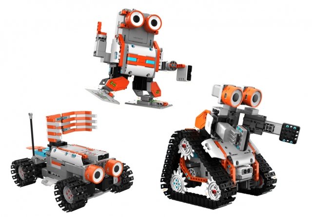 Jimu Astrobot di Ubtech è un robottino con grandi occhi a LED, che integra registratore audio e uno speaker bluetooth che può riprodurre musica o audio. Questo robot è studiato per i giovanissimi, il kit in vendita comprende moduli, servomotori e tutto quello che serve per costruire il proprio robot in base ai propri gusti. Il montaggio può essere effettuato seguendo i passaggi su App e Tablet ed è possibile anche creare sequenze di movimento con un linguaggio di programmazione molto semplice, utile per avvicinare il bambino al coding. Prezzo: 199 euro (in vendita su Amazon.it). www.jimurobots.com Jimu Astrobot di Ubtech è un robottino con grandi occhi a LED, che integra registratore audio e uno speaker bluetooth che può riprodurre musica o audio. Questo robot è studiato per i giovanissimi, il kit in vendita comprende moduli, servomotori e tutto quello che serve per costruire il proprio robot in base ai propri gusti. Il montaggio può essere effettuato seguendo i passaggi su App e Tablet ed è possibile anche creare sequenze di movimento con un linguaggio di programmazione molto semplice, utile per avvicinare il bambino al coding. Prezzo: 199 euro (in vendita su Amazon.it). www.jimurobots.com