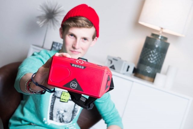 In linea con le nuove tendenze, un regalo molto richiesto sono i nuovi strumenti di realtà virtuale e realtà aumentata come i nuovi occhiali MERGE VR/AI GOGGLES di Merge che permettono all’utente di vivere un’esperienza di realtà virtuale. Compatibili con tutti gli smartphone Android e iOS e compatibili con tutte le applicazioni di realtà virtuale e video 360 disponibili su App Store e Google Play. Prezzo 59,99 dollari. www.mergevr.com In linea con le nuove tendenze, un regalo molto richiesto sono i nuovi strumenti di realtà virtuale e realtà aumentata come i nuovi occhiali MERGE VR/AI GOGGLES di Merge che permettono all’utente di vivere un’esperienza di realtà virtuale. Compatibili con tutti gli smartphone Android e iOS e compatibili con tutte le applicazioni di realtà virtuale e video 360 disponibili su App Store e Google Play. Prezzo 59,99 dollari. www.mergevr.com