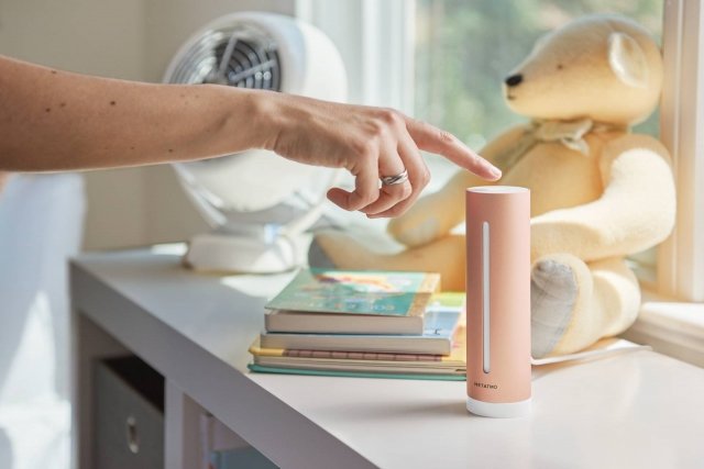 Piccolo, compatto, leggero, questo dispositivo tiene traccia e registra gli elementi ambientali interni – la qualità dell’aria, l’umidità, la temperatura, il rumore. Il dispositivo raccoglie i dati personalizzati dell’ambiente dell’utente e lo avvisa direttamente sul suo smartphone se uno di questi fattori supera la soglia raccomandata dalla US Environmental Protection Agency (EPA). Healthy Home Coach di Netatmo invia notifiche per assicurarsi che la stanza sia ben ventilata; aiuta a determinare l’equilibrio migliore per ciascuna stanza della casa; consiglia agli utenti la temperatura esatta per un sonno rilassante; permette all’utente di controllare la cronologia dei livelli di rumore registrati durante la notte o il riposo per evitare che l'inquinamento acustico possa influire sul sonno. Prezzo: 99 euro. www.netatmo.com Piccolo, compatto, leggero, questo dispositivo tiene traccia e registra gli elementi ambientali interni – la qualità dell’aria, l’umidità, la temperatura, il rumore. Il dispositivo raccoglie i dati personalizzati dell’ambiente dell’utente e lo avvisa direttamente sul suo smartphone se uno di questi fattori supera la soglia raccomandata dalla US Environmental Protection Agency (EPA). Healthy Home Coach di Netatmo invia notifiche per assicurarsi che la stanza sia ben ventilata; aiuta a determinare l’equilibrio migliore per ciascuna stanza della casa; consiglia agli utenti la temperatura esatta per un sonno rilassante; permette all’utente di controllare la cronologia dei livelli di rumore registrati durante la notte o il riposo per evitare che l'inquinamento acustico possa influire sul sonno. Prezzo: 99 euro. www.netatmo.com
