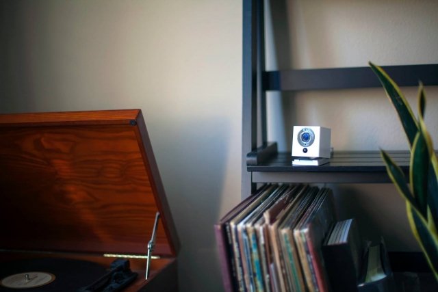 Videocamera di sicurezza Wi-Fi HD che tiene monitorato ciò che succede in casa grazie ad un angolo di ripresa di 130°. Tra le tante funzionalità, quella che rende Spot+ Camera un prodotto indispensabile è la modalità notturna, che permette di controllare perfettamente l’ambiente anche durante la notte. In questo modo e grazie alla qualità HD e lo Zoom 8x dei video, non solo non si perderà neanche un dettaglio, ma sarà anche possibile sentire cosa sta succedendo nella propria casa con l’altoparlante ed il microfono integrato. La videocamera memorizza fino a 32 GB sulla scheda micro SD (non inclusa) e grazie all'archiviazione gratuita sul cloud tiene traccia di tutta la cronologia dei video, che è possibile rivedere velocemente con la funzionalità Time-Lapse. L’app dedicata Home Security System consente di controllare tutto ciò che succede nell’abitazione direttamente dal proprio smartphone. L’installazione è facile e veloce, non è necessario l’aiuto di un professionista, perché il modulo Spot+ si applica ovunque grazie al magnete di cui è dotato. Inoltre, è un dispositivo a basso consumo energetico tanto da poter essere alimentato con un powerbank (10.000mah). Prezzo: 49,99 euro. Distribuito in Italia da Hinnovation by Nital su www.nital.it Videocamera di sicurezza Wi-Fi HD che tiene monitorato ciò che succede in casa grazie ad un angolo di ripresa di 130°. Tra le tante funzionalità, quella che rende Spot+ Camera un prodotto indispensabile è la modalità notturna, che permette di controllare perfettamente l’ambiente anche durante la notte. In questo modo e grazie alla qualità HD e lo Zoom 8x dei video, non solo non si perderà neanche un dettaglio, ma sarà anche possibile sentire cosa sta succedendo nella propria casa con l’altoparlante ed il microfono integrato. La videocamera memorizza fino a 32 GB sulla scheda micro SD (non inclusa) e grazie all'archiviazione gratuita sul cloud tiene traccia di tutta la cronologia dei video, che è possibile rivedere velocemente con la funzionalità Time-Lapse. L’app dedicata Home Security System consente di controllare tutto ciò che succede nell’abitazione direttamente dal proprio smartphone. L’installazione è facile e veloce, non è necessario l’aiuto di un professionista, perché il modulo Spot+ si applica ovunque grazie al magnete di cui è dotato. Inoltre, è un dispositivo a basso consumo energetico tanto da poter essere alimentato con un powerbank (10.000mah). Prezzo: 49,99 euro. Distribuito in Italia da Hinnovation by Nital su www.nital.it