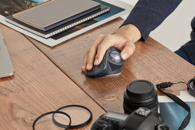 Logitech Tastiera Craft
La trackball Bluetooth più avanzata di Logitech consente di diminuire del 20% il dolore da sforzo muscolare rispetto a un mouse normale. MX ERGO è dotato di una cerniera regolabile, per un comfort personalizzato e la più recente tecnologia di gestione dell'alimentazione, scorrimento e tracciamento. Logitech FLOW consente di controllare più computer senza fatica. La batteria Li-Po ricaricabile (500 mAh)mantiene la carica fino a 4 mesi con una carica completa. Un minuto di ricarica equivale a un giorno intero di utilizzo. Prezzo: 208,99 euro. www.logitech.com Logitech Tastiera Craft
La trackball Bluetooth più avanzata di Logitech consente di diminuire del 20% il dolore da sforzo muscolare rispetto a un mouse normale. MX ERGO è dotato di una cerniera regolabile, per un comfort personalizzato e la più recente tecnologia di gestione dell'alimentazione, scorrimento e tracciamento. Logitech FLOW consente di controllare più computer senza fatica. La batteria Li-Po ricaricabile (500 mAh)mantiene la carica fino a 4 mesi con una carica completa. Un minuto di ricarica equivale a un giorno intero di utilizzo. Prezzo: 208,99 euro. www.logitech.com