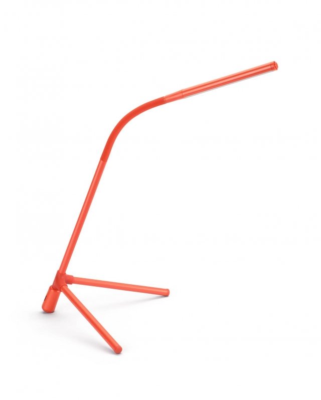 Geometry è la nuova lampada da scrivania portatile, caratterizzata dal design unico, portalampada orientabile in silicone con collo snodabile. Questa lampada è pensata per chi passa molte ore seduto alla scrivania, a leggere o studiare: infatti, poiché la lampada è flessibile e può essere ruotata di 360 gradi, è possibile dirigere la luce, bianca e fredda, esattamente dove è necessario, creando un ambiente confortevole che semplifica lo studio ed il lavoro oltre a proteggere la vista. Può essere smontata in diverse parti e ri-assemblata facilmente, in meno di un minuto; inoltre, può essere alimentata attraverso una qualunque porta USB del computer, con il caricabatterie del cellulare o con una semplice power bank. Le dimensioni contenute L 39,6 x P 25,3 x H 37,9 cm) e il peso ridotto (meno di 300 g), la rendono un ottimo compagno di viaggio. Prezzo: 24,90 euro. www.philips.it Geometry è la nuova lampada da scrivania portatile, caratterizzata dal design unico, portalampada orientabile in silicone con collo snodabile. Questa lampada è pensata per chi passa molte ore seduto alla scrivania, a leggere o studiare: infatti, poiché la lampada è flessibile e può essere ruotata di 360 gradi, è possibile dirigere la luce, bianca e fredda, esattamente dove è necessario, creando un ambiente confortevole che semplifica lo studio ed il lavoro oltre a proteggere la vista. Può essere smontata in diverse parti e ri-assemblata facilmente, in meno di un minuto; inoltre, può essere alimentata attraverso una qualunque porta USB del computer, con il caricabatterie del cellulare o con una semplice power bank. Le dimensioni contenute L 39,6 x P 25,3 x H 37,9 cm) e il peso ridotto (meno di 300 g), la rendono un ottimo compagno di viaggio. Prezzo: 24,90 euro. www.philips.it