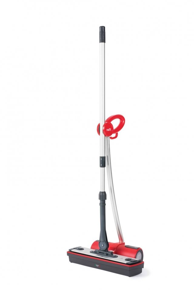 Polti Moppy
La nuova MOPPY di Polti è una soluzione cordless per la pulizia dei pavimenti, combina l’efficacia del vapore con la semplicità di uno spazzolone senza filo: si igienizza senza detersivi con il panno caldo intriso di vapore. Una soluzione eco-friendly, leggera e veloce che, grazie alla doppia funzione di cattura polvere e lava superfici, è un prodotto efficace e pratico per le pulizie quotidiane. Dotato di due panni in microfibra a elevato potere assorbente e di due panni elettrostatici cattura-polvere, offre una nuova esperienza di pulizia, perché capace di rimuovere il 99,9% di sporco e batteri dalle superfici già dalla prima passata. Prezzo: 129 euro per la versione Moppy Red. www.polti.it Polti Moppy
La nuova MOPPY di Polti è una soluzione cordless per la pulizia dei pavimenti, combina l’efficacia del vapore con la semplicità di uno spazzolone senza filo: si igienizza senza detersivi con il panno caldo intriso di vapore. Una soluzione eco-friendly, leggera e veloce che, grazie alla doppia funzione di cattura polvere e lava superfici, è un prodotto efficace e pratico per le pulizie quotidiane. Dotato di due panni in microfibra a elevato potere assorbente e di due panni elettrostatici cattura-polvere, offre una nuova esperienza di pulizia, perché capace di rimuovere il 99,9% di sporco e batteri dalle superfici già dalla prima passata. Prezzo: 129 euro per la versione Moppy Red. www.polti.it