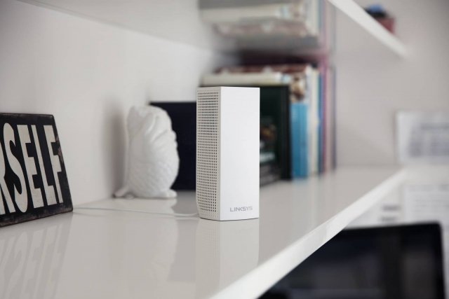 Attiva Linksys Velop
Velop è un sistema Wi-Fi modulare ad alte prestazioni progettato per l’uso domestico, che integra la tecnologia Tri-Band dinamica per creare una rete mesh a elevata copertura in qualsiasi angolo della casa. Progettato per essere pratico ed elegante, con connessioni nascoste, Velop è un mix perfetto di performance eccellenti, design e usabilità in grado di offrire agli utenti un Wi-Fi ultra veloce e continuo al 100% a tutti i dispositivi. L’installazione è intuitiva e avviene tramite l’app ufficiale Linksys disponibile sia per iOS che per Android che funziona anche da centro di controllo. Collegandosi in qualunque momento all’app sarà possibile verificare i dispositivi connessi, impostare l’accesso ospite per amici e parenti o controllare tramite il Parental Control l’utilizzo della rete da parte dei figli, o ancora, stabilire quali sono i dispositivi prioritari che devono ricevere una maggiore larghezza di banda del Wi-Fi per diminuire ritardi e il buffering. Prezzo: 249,99 euro per la confezione da uno che include Linksys Velop, un cavo ethernet e un adattatore di corrente. www.attiva.com Attiva Linksys Velop
Velop è un sistema Wi-Fi modulare ad alte prestazioni progettato per l’uso domestico, che integra la tecnologia Tri-Band dinamica per creare una rete mesh a elevata copertura in qualsiasi angolo della casa. Progettato per essere pratico ed elegante, con connessioni nascoste, Velop è un mix perfetto di performance eccellenti, design e usabilità in grado di offrire agli utenti un Wi-Fi ultra veloce e continuo al 100% a tutti i dispositivi. L’installazione è intuitiva e avviene tramite l’app ufficiale Linksys disponibile sia per iOS che per Android che funziona anche da centro di controllo. Collegandosi in qualunque momento all’app sarà possibile verificare i dispositivi connessi, impostare l’accesso ospite per amici e parenti o controllare tramite il Parental Control l’utilizzo della rete da parte dei figli, o ancora, stabilire quali sono i dispositivi prioritari che devono ricevere una maggiore larghezza di banda del Wi-Fi per diminuire ritardi e il buffering. Prezzo: 249,99 euro per la confezione da uno che include Linksys Velop, un cavo ethernet e un adattatore di corrente. www.attiva.com