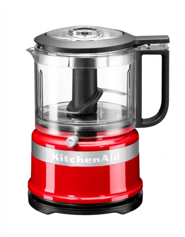 Da KitchenAid arriva la soluzione per riuscire a mangiar sano senza dover scendere a compromessi con i tanti impegni che la vita quotidiana ci riserva. Il Mini Food Processor è infatti un tritatutto efficace, ma di dimensioni ridotte. Le lame in acciaio inox consentono di lavorare facilmente piccole quantità di frutta fresca, secca o cotta, unita ad erbe aromatiche, carne o altri ingredienti a scelta. Comodamente azionabile con una mano grazie ai pulsanti posizionati nella parte superiore, dispone di due velocità, che consentono di ottenere risultati ottimali a prescindere dal tipo di preparazione: una serve per le operazioni di tritatura classica, l’altra per ridurre gli ingredienti in purea o in crema. Capacità della ciotola: 950ml. Prezzo: 79 euro. www.kitchenaid.it Da KitchenAid arriva la soluzione per riuscire a mangiar sano senza dover scendere a compromessi con i tanti impegni che la vita quotidiana ci riserva. Il Mini Food Processor è infatti un tritatutto efficace, ma di dimensioni ridotte. Le lame in acciaio inox consentono di lavorare facilmente piccole quantità di frutta fresca, secca o cotta, unita ad erbe aromatiche, carne o altri ingredienti a scelta. Comodamente azionabile con una mano grazie ai pulsanti posizionati nella parte superiore, dispone di due velocità, che consentono di ottenere risultati ottimali a prescindere dal tipo di preparazione: una serve per le operazioni di tritatura classica, l’altra per ridurre gli ingredienti in purea o in crema. Capacità della ciotola: 950ml. Prezzo: 79 euro. www.kitchenaid.it