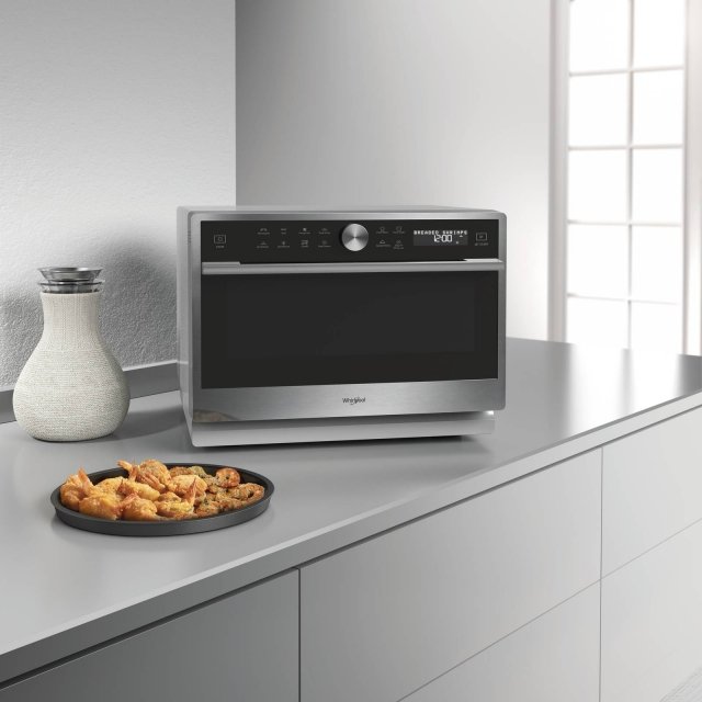 Whirlpool Supreme Chef
L’innovativo microonde Supreme Chef di Whirlpool rivoluziona l’esperienza in cucina grazie a sessanta ricette preimpostate e cinque metodi di cottura – forno Precision Bake, Dual Crisp, Dual Steam, Reheat e Grill da 1200W – facili da utilizzare grazie alla tecnologia intuitiva 6° Senso di Whirlpool. Supreme Chef unisce grandi performance e flessibilità a un design distintivo con finiture di pregio e ampio display LED. Grazie alla sua grande capienza di 33 litri e alla numerosissime funzioni, Supreme Chef permette di realizzare interi menu da gran gourmet utilizzando un singolo elettrodomestico perfetto sia per cuocere a vapore le verdure, preservandone tutti i nutrienti, sia per preparare dolci oppure ottenere patatine fritte croccanti e leggere allo stesso tempo. Prezzo: 449 euro. www.whirlpool.it Whirlpool Supreme Chef
L’innovativo microonde Supreme Chef di Whirlpool rivoluziona l’esperienza in cucina grazie a sessanta ricette preimpostate e cinque metodi di cottura – forno Precision Bake, Dual Crisp, Dual Steam, Reheat e Grill da 1200W – facili da utilizzare grazie alla tecnologia intuitiva 6° Senso di Whirlpool. Supreme Chef unisce grandi performance e flessibilità a un design distintivo con finiture di pregio e ampio display LED. Grazie alla sua grande capienza di 33 litri e alla numerosissime funzioni, Supreme Chef permette di realizzare interi menu da gran gourmet utilizzando un singolo elettrodomestico perfetto sia per cuocere a vapore le verdure, preservandone tutti i nutrienti, sia per preparare dolci oppure ottenere patatine fritte croccanti e leggere allo stesso tempo. Prezzo: 449 euro. www.whirlpool.it