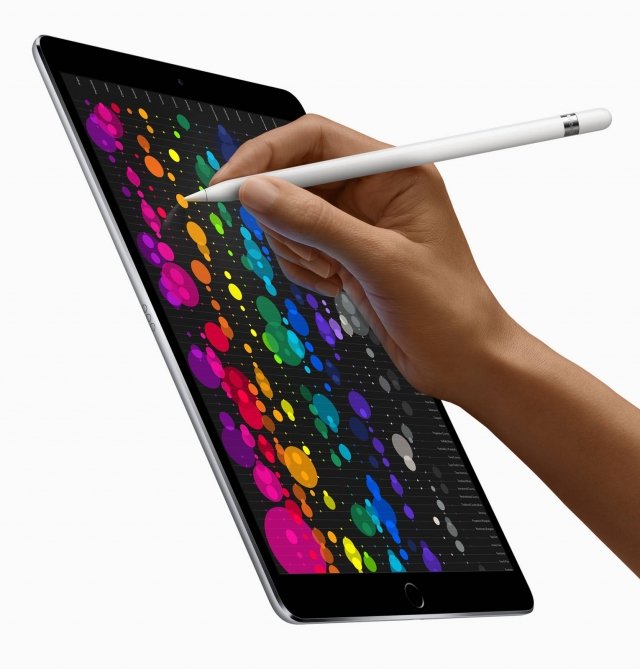 Apple iPad PRO
Il nuovo iPad Pro da 10,5" ha un display che è quasi il 20% più grande rispetto al modello da 9,7": ha spazio per fare ancora più cose, si può scrivere comodamente con l’ampia tastiera a video su un dispositivo ultra-portatile come sempre. Inclusa la versione da 12,9”, entrambi i formati sono più potenti della maggior parte dei PC portatili, ma sono facilissimo da usare e pesano così poco: 477 gr con 6,1 mm di spessore per il modello 10,5” e 628 gr per 6,9 mm di spessore per il modello 12,9”. 10 ore di autonomia con una batteria che dura tutto il giorno, si può lavorare e creare senza interruzioni. Il nuovo display Retina di iPad Pro ridefinisce ancora lo standard. Oltre a essere più luminoso e meno riflettente, con la tecnologia ProMotion è anche molto più reattivo. Così quando si scorre una pagina in Safari o si lancia un gioco 3D, ogni cosa è fluida, veloce e coinvolgente. Con chip A10X Fusion con architettura a 64 bit e 6 core ti mette nelle mani una potenza incredibile, è possibile fare il montaggio di un video 4K ovunque ci si trovi, renderizzare elaborati modelli 3D o annotare documenti e creare presentazioni, anche le più complesse. Prezzo: a partire da 739 euro. www.apple.com Apple iPad PRO
Il nuovo iPad Pro da 10,5" ha un display che è quasi il 20% più grande rispetto al modello da 9,7": ha spazio per fare ancora più cose, si può scrivere comodamente con l’ampia tastiera a video su un dispositivo ultra-portatile come sempre. Inclusa la versione da 12,9”, entrambi i formati sono più potenti della maggior parte dei PC portatili, ma sono facilissimo da usare e pesano così poco: 477 gr con 6,1 mm di spessore per il modello 10,5” e 628 gr per 6,9 mm di spessore per il modello 12,9”. 10 ore di autonomia con una batteria che dura tutto il giorno, si può lavorare e creare senza interruzioni. Il nuovo display Retina di iPad Pro ridefinisce ancora lo standard. Oltre a essere più luminoso e meno riflettente, con la tecnologia ProMotion è anche molto più reattivo. Così quando si scorre una pagina in Safari o si lancia un gioco 3D, ogni cosa è fluida, veloce e coinvolgente. Con chip A10X Fusion con architettura a 64 bit e 6 core ti mette nelle mani una potenza incredibile, è possibile fare il montaggio di un video 4K ovunque ci si trovi, renderizzare elaborati modelli 3D o annotare documenti e creare presentazioni, anche le più complesse. Prezzo: a partire da 739 euro. www.apple.com