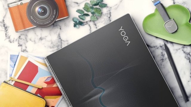 Lenovo Yoga 920
Yoga 920 Vibes Edition di Lenovo, in foto in edizione limitata con la cover in Gorilla Glass, rappresenta il passaggio a laptop più intelligenti con nuove funzionalità nella penna, riconoscimento vocale a distanza, mixed-reality (MR), sicurezza biometrica e tante altre funzioni. La funzionalità di riconoscimento vocale è attiva anche in modalità standby e fino ad un massimo di 4 metri, grazie a Cortana che sfrutta l’intelligenza artificiale (AI) per imparare da chi utilizza il dispositivo: quindi Yoga 920 diventa sempre più intelligente con il passare del tempo. È un mix di potenza, grazie al più avanzato processore Intel Quad Core i7 di ottava generazione, il sistema operativo Windows 10 e immagini affascinanti con touchscreen IPS 4K senza bordi in un telaio da 13,9 pollici. Pesa solo 1,37 kg e naturalmente, essendo convertibile, ruota a 360 gradi per essere utilizzato in quattro diverse modalità, da laptop a tablet - passando per stand (girato con lo schermo all'esterno e la tastiera verso il basso) e tent (a tenda). Prezzo: 1.799 euro. www.lenovo.com Lenovo Yoga 920
Yoga 920 Vibes Edition di Lenovo, in foto in edizione limitata con la cover in Gorilla Glass, rappresenta il passaggio a laptop più intelligenti con nuove funzionalità nella penna, riconoscimento vocale a distanza, mixed-reality (MR), sicurezza biometrica e tante altre funzioni. La funzionalità di riconoscimento vocale è attiva anche in modalità standby e fino ad un massimo di 4 metri, grazie a Cortana che sfrutta l’intelligenza artificiale (AI) per imparare da chi utilizza il dispositivo: quindi Yoga 920 diventa sempre più intelligente con il passare del tempo. È un mix di potenza, grazie al più avanzato processore Intel Quad Core i7 di ottava generazione, il sistema operativo Windows 10 e immagini affascinanti con touchscreen IPS 4K senza bordi in un telaio da 13,9 pollici. Pesa solo 1,37 kg e naturalmente, essendo convertibile, ruota a 360 gradi per essere utilizzato in quattro diverse modalità, da laptop a tablet - passando per stand (girato con lo schermo all'esterno e la tastiera verso il basso) e tent (a tenda). Prezzo: 1.799 euro. www.lenovo.com