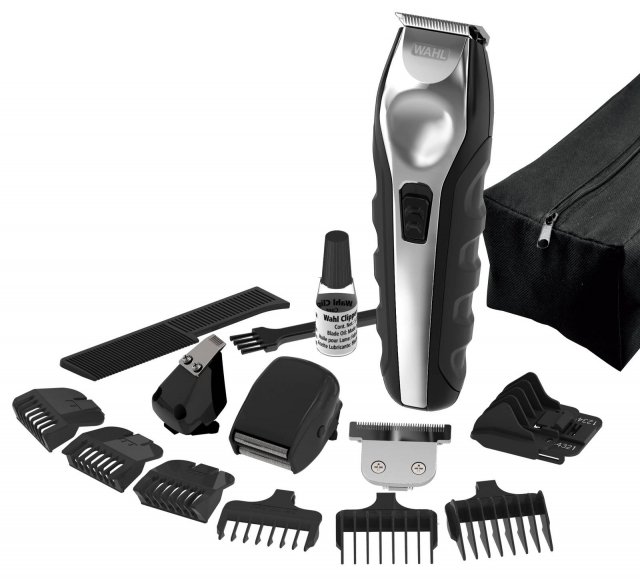 Venduto con 4 testine intercambiabili, il Multi-Purpose Grooming Kit di Wahl permette di realizzare una rasatura impeccabile, dalla testa ai piedi: testina per rifinitura barba, testina rasoio, testina per pulizia orecchie, naso e sopracciglia, testina T-Blade per il contorno della nuca o per la cura del torso. Questo kit di rasatura consente una qualità di taglio perfetta ed un risultato impeccabile grazie alle lame di precisione auto affilanti in acciaio. Il prodotto è venduto con caricabatteria, pettine per barba e baffi, astuccio, spazzola per la pulizia delle lame, olio per lubrificare le lame. Ottima ergonomia e potenza 2 volte superiore alle batterie NiMh ordinarie. Una soluzione pratica e precisa per la cura del corpo: un regalo che sarà sicuramente apprezzato da mariti, fidanzati, figli… dagli adulti come dai ragazzi. L’astuccio ed il kit di accessori inclusi e le testine, lo rendono versatile ed adatto al viaggio. Prezzo: 69,99 euro. www.wahlglobal.com Venduto con 4 testine intercambiabili, il Multi-Purpose Grooming Kit di Wahl permette di realizzare una rasatura impeccabile, dalla testa ai piedi: testina per rifinitura barba, testina rasoio, testina per pulizia orecchie, naso e sopracciglia, testina T-Blade per il contorno della nuca o per la cura del torso. Questo kit di rasatura consente una qualità di taglio perfetta ed un risultato impeccabile grazie alle lame di precisione auto affilanti in acciaio. Il prodotto è venduto con caricabatteria, pettine per barba e baffi, astuccio, spazzola per la pulizia delle lame, olio per lubrificare le lame. Ottima ergonomia e potenza 2 volte superiore alle batterie NiMh ordinarie. Una soluzione pratica e precisa per la cura del corpo: un regalo che sarà sicuramente apprezzato da mariti, fidanzati, figli… dagli adulti come dai ragazzi. L’astuccio ed il kit di accessori inclusi e le testine, lo rendono versatile ed adatto al viaggio. Prezzo: 69,99 euro. www.wahlglobal.com