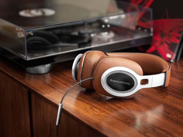 Bowers-Wilkins P9 Signature
Le P9 Signature sono le nuove e sofisticate cuffie di B&W, disegnate per celebrare i 50 anni di successi dell’azienda. L'esperienza di ascolto è unica grazie a tecnologie cucite su misura che forniscono un incredibile dettaglio in gamma alta e bassi sorprendenti per prestazioni audio senza compromessi. Parte di questa eccezionale qualità di ascolto è dovuta al posizionamento innovativo del trasduttore, sistemato in modo da offrire una riproduzione più naturale. Per il design sono stati usati materiali di gran pregio: pelle Saffiano italiana e cuscinetti in memory-foam per aiutare attutire il rumore esterno e conformarsi perfettamente alla forma della testa.
Prezzo al pubblico: 899 euro. www.bowers-wilkins.it Bowers-Wilkins P9 Signature
Le P9 Signature sono le nuove e sofisticate cuffie di B&W, disegnate per celebrare i 50 anni di successi dell’azienda. L'esperienza di ascolto è unica grazie a tecnologie cucite su misura che forniscono un incredibile dettaglio in gamma alta e bassi sorprendenti per prestazioni audio senza compromessi. Parte di questa eccezionale qualità di ascolto è dovuta al posizionamento innovativo del trasduttore, sistemato in modo da offrire una riproduzione più naturale. Per il design sono stati usati materiali di gran pregio: pelle Saffiano italiana e cuscinetti in memory-foam per aiutare attutire il rumore esterno e conformarsi perfettamente alla forma della testa.
Prezzo al pubblico: 899 euro. www.bowers-wilkins.it