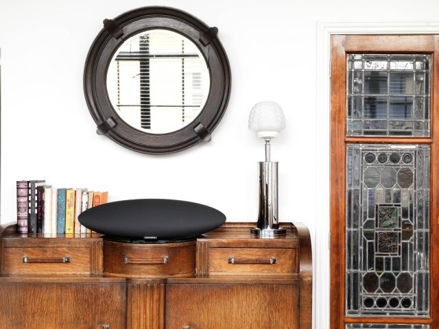 Bowers-Wilkins Zeppelin Wireless
Un dispositivo bello ed elegante, creato per andare incontro agli appassionati del design e per essere perfettamente integrato in ogni tipologia di arredamento, dal classico al moderno. Sistema di diffusori con tecnologia wireless Bluetooth aptX csr, compatibile Apple Airplay e streaming Spotify Connect diretto. E’ costituito da uno chassis ultra resistente in fibra di vetro, all'interno del quale operano 5 altoparlanti, che garantiscono una riproduzione audio di altissima qualità. Ingressi: mini-jack analogico, presa Ethernet, USB per service. Il Sistema è dotato di un’App di controllo gratuita sia per iOS che per Android. Disponibilità colore: nero e bianco. Prezzo: 699 euro. www.bowers-wilkins.it Bowers-Wilkins Zeppelin Wireless
Un dispositivo bello ed elegante, creato per andare incontro agli appassionati del design e per essere perfettamente integrato in ogni tipologia di arredamento, dal classico al moderno. Sistema di diffusori con tecnologia wireless Bluetooth aptX csr, compatibile Apple Airplay e streaming Spotify Connect diretto. E’ costituito da uno chassis ultra resistente in fibra di vetro, all'interno del quale operano 5 altoparlanti, che garantiscono una riproduzione audio di altissima qualità. Ingressi: mini-jack analogico, presa Ethernet, USB per service. Il Sistema è dotato di un’App di controllo gratuita sia per iOS che per Android. Disponibilità colore: nero e bianco. Prezzo: 699 euro. www.bowers-wilkins.it