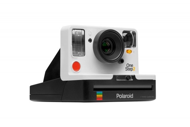 Polaroid One Step 2
One Step 2 è la nuova fotocamera analogica istantanea, degna erede dell’originale One Step, icona della fotografia istantanea. Concepita con lo stesso semplice sistema punta-e-scatta, è dotata inoltre di un potente flash integrato, una batteria di lunga durata, un cavo USB e un timer per autoscatto. Si tratta di una fotocamera pensata per essere più contemporanea che mai. Oltre alla macchina fotografica, sono arrivate sul mercato anche le nuove pellicole con formato originale, a colori, in bianco e nero e con una nuova gamma di edizioni speciali. Possono essere utilizzare sia per fotocamere analogiche istantanee di nuova generazione sia con i principali modelli Polaroid Vintage. Prezzo: 119,99 euro. Distribuito da www.nital.it Polaroid One Step 2
One Step 2 è la nuova fotocamera analogica istantanea, degna erede dell’originale One Step, icona della fotografia istantanea. Concepita con lo stesso semplice sistema punta-e-scatta, è dotata inoltre di un potente flash integrato, una batteria di lunga durata, un cavo USB e un timer per autoscatto. Si tratta di una fotocamera pensata per essere più contemporanea che mai. Oltre alla macchina fotografica, sono arrivate sul mercato anche le nuove pellicole con formato originale, a colori, in bianco e nero e con una nuova gamma di edizioni speciali. Possono essere utilizzare sia per fotocamere analogiche istantanee di nuova generazione sia con i principali modelli Polaroid Vintage. Prezzo: 119,99 euro. Distribuito da www.nital.it