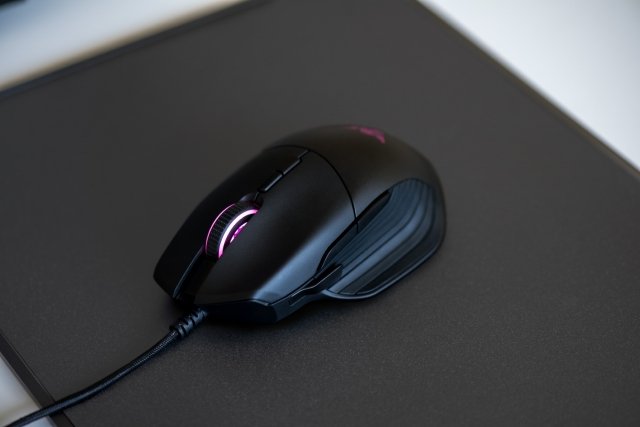 Razer Basilisk, un mouse personalizzabile con funzionalità avanzate per sparatutto in prima persona (FPS). Dispone di un sensore ottico 5G da 16.000 DPI reali ed è dotato dei Razer Mechanical Mouse Switch che assicurano un ciclo di vita leader del settore di 50 milioni di clic. Il mouse offre differenti resistenze della rotellina di scorrimento. Quest’ultima può infatti essere regolata tramite uno switch presente nella parte inferiore del dispositivo a seconda delle preferenze di ogni giocatore. Questo aspetto può essere particolarmente utile per i gamer che associano alla rotellina l’azione “salto” e intendono regolare l’attivazione di quest’ultima con un livello di resistenza a loro congeniale. Prezzo: 69,99 euro. www.razerzone.com Razer Basilisk, un mouse personalizzabile con funzionalità avanzate per sparatutto in prima persona (FPS). Dispone di un sensore ottico 5G da 16.000 DPI reali ed è dotato dei Razer Mechanical Mouse Switch che assicurano un ciclo di vita leader del settore di 50 milioni di clic. Il mouse offre differenti resistenze della rotellina di scorrimento. Quest’ultima può infatti essere regolata tramite uno switch presente nella parte inferiore del dispositivo a seconda delle preferenze di ogni giocatore. Questo aspetto può essere particolarmente utile per i gamer che associano alla rotellina l’azione “salto” e intendono regolare l’attivazione di quest’ultima con un livello di resistenza a loro congeniale. Prezzo: 69,99 euro. www.razerzone.com