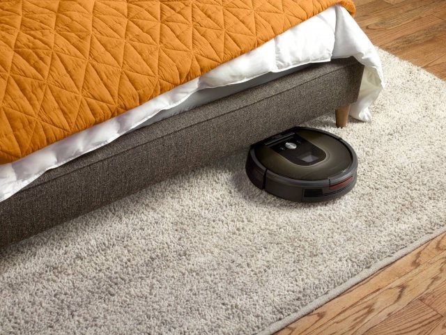 Roomba 980
Nuovo robot aspirapolvere in grado di pulire un appartamento di 180 metri quadri. Un dispositivo smart che può essere gestito tramite Wi-fi e con l’App iRobot Home, per poterlo azionare in ogni momento e da qualsiasi luogo. Il sistema intelligente di navigazione iAdapt 2.0 con Visual Localization iAdapt Camera permette a Roomba 980 di muoversi senza problemi e di pulire in piena autonomia e in modo molto efficiente tutte le stanze della casa. I sensori visivi creano precisi punti di riferimento e permettono al robot di non perdere mai traccia della sua posizione, mentre il sistema di rilevamento del vuoto aiuta a riconoscere scale e dislivelli. Inoltre, il sistema di pulizia AeroForce a 3 stadi permette di prelevare facilmente polvere, peli, e residui più grandi come cereali, grosse briciole, pop korn etc.. Prezzo: 1.049 euro. www.irobot.it Roomba 980
Nuovo robot aspirapolvere in grado di pulire un appartamento di 180 metri quadri. Un dispositivo smart che può essere gestito tramite Wi-fi e con l’App iRobot Home, per poterlo azionare in ogni momento e da qualsiasi luogo. Il sistema intelligente di navigazione iAdapt 2.0 con Visual Localization iAdapt Camera permette a Roomba 980 di muoversi senza problemi e di pulire in piena autonomia e in modo molto efficiente tutte le stanze della casa. I sensori visivi creano precisi punti di riferimento e permettono al robot di non perdere mai traccia della sua posizione, mentre il sistema di rilevamento del vuoto aiuta a riconoscere scale e dislivelli. Inoltre, il sistema di pulizia AeroForce a 3 stadi permette di prelevare facilmente polvere, peli, e residui più grandi come cereali, grosse briciole, pop korn etc.. Prezzo: 1.049 euro. www.irobot.it