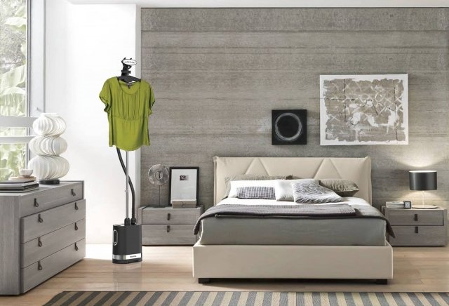 SteamOne Unilys
Un dispositivo che cambia il modo di stirare e permette di risparmiare tempo, spazio (soli 16cm di larghezza) e di preservare la qualità dei tessuti. Dal punto di vista tecnico SteamOne è un potente generatore di vapore su ruote, dotato di un’asta telescopica per appendere i vestiti durante la stiratura. A differenza del ferro a vapore tradizionale, questo dispositivo è concepito per rimuovere tutte le pieghe ma senza bruciare le fibre, naturali e sintetiche. Il sistema di stiratura verticale, è ideale per tutti i tessuti più delicati (lino, lana, seta etc). Inoltre, il getto di vapore a 98° ha anche un potere di sterilizzazione sui materiali perché elimina germi e acari della polvere. È dotato di una caldaia in alluminio inossidabile che riscalda l’acqua fino a 150° in un minuto, diffondendo un flusso continuo e delicato di vapore tramite un tubo a 40g/minuto, eliminando ogni piega. La piastra è in alluminio per mantenere il calore ed evitare la formazione di condensa. La potenza è regolabile in base al tipo di tessuto e la modalità stand-by riduce al minimo il consumo di energia. SteamOne è disponibile in due modelli: Unilys e Dualys. Il primo con una potenza di 2000W, caldaia singola, tempo di stiratura di 1 minuto; il secondo con una potenza di 2300W, doppia caldaia in alluminio, velocità di stiratura ridotto a 45 secondi, dotato di tecnologia Flow vector per ottimizzare il flusso di vapore. Prezzo: 299 euro per il modello UNILYS. www.steam-one.com SteamOne Unilys
Un dispositivo che cambia il modo di stirare e permette di risparmiare tempo, spazio (soli 16cm di larghezza) e di preservare la qualità dei tessuti. Dal punto di vista tecnico SteamOne è un potente generatore di vapore su ruote, dotato di un’asta telescopica per appendere i vestiti durante la stiratura. A differenza del ferro a vapore tradizionale, questo dispositivo è concepito per rimuovere tutte le pieghe ma senza bruciare le fibre, naturali e sintetiche. Il sistema di stiratura verticale, è ideale per tutti i tessuti più delicati (lino, lana, seta etc). Inoltre, il getto di vapore a 98° ha anche un potere di sterilizzazione sui materiali perché elimina germi e acari della polvere. È dotato di una caldaia in alluminio inossidabile che riscalda l’acqua fino a 150° in un minuto, diffondendo un flusso continuo e delicato di vapore tramite un tubo a 40g/minuto, eliminando ogni piega. La piastra è in alluminio per mantenere il calore ed evitare la formazione di condensa. La potenza è regolabile in base al tipo di tessuto e la modalità stand-by riduce al minimo il consumo di energia. SteamOne è disponibile in due modelli: Unilys e Dualys. Il primo con una potenza di 2000W, caldaia singola, tempo di stiratura di 1 minuto; il secondo con una potenza di 2300W, doppia caldaia in alluminio, velocità di stiratura ridotto a 45 secondi, dotato di tecnologia Flow vector per ottimizzare il flusso di vapore. Prezzo: 299 euro per il modello UNILYS. www.steam-one.com