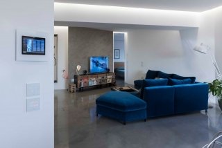 By-me è il sistema domotico di Vimar che, grazie all’integrazione con il Web Server, può essere controllato e supervisionato via internet, in modo semplice e sicuro. Dal controllo carichi agli allarmi tecnici, dalla videocitofonia alla movimentazione di tende e tapparelle. Il tutto passando per la possibilità di creare e richiamare scenari, vale a dire delle particolari combinazioni di funzionamento dei dispositivi controllati dal sistema domotico, che permettono di personalizzare a piacere gli ambienti di casa. Grazie al Multimedia video touch screen, posizionato nella zona living è possibile tenere sotto controllo da un unico punto le varie zone della casa e, ad esempio, dosarne l’illuminazione a piacimento, stanza per stanza. Grazie alla tecnologia Vimar è possibile regolare l’intensità della luce, gestendo qualsiasi tipo di lampada: a incandescenza, a fluorescenza, a LED e a risparmio energetico, con la possibilità di abbinare la musica preferita a luci soffuse, grazie alla funzione scenari. Il tutto con un occhio di riguardo ai consumi energetici dell’abitazione. Nessuna luce verrà infatti dimenticata accesa perché, con un semplice tocco sullo schermo, è possibile comandare lo spegnimento generale. Il controllo locale delle funzioni presenti nei diversi ambienti è affidato ad Eikon Tactil. Appena la superficie di Tactil viene sfiorata, infatti, il sensore proximity rileva la vicinanza al dispositivo e permette di individuarle il comando desiderato attivando la sua retroilluminazione. Così per azionarlo basta un tocco, che la tecnologia touch trasforma in controllo diretto dell’energia. Un sistema completo di tecnologia intelligente che vigila sulla sicurezza della casa, aiutando attività quotidiane. www.vimar.com By-me è il sistema domotico di Vimar che, grazie all’integrazione con il Web Server, può essere controllato e supervisionato via internet, in modo semplice e sicuro. Dal controllo carichi agli allarmi tecnici, dalla videocitofonia alla movimentazione di tende e tapparelle. Il tutto passando per la possibilità di creare e richiamare scenari, vale a dire delle particolari combinazioni di funzionamento dei dispositivi controllati dal sistema domotico, che permettono di personalizzare a piacere gli ambienti di casa. Grazie al Multimedia video touch screen, posizionato nella zona living è possibile tenere sotto controllo da un unico punto le varie zone della casa e, ad esempio, dosarne l’illuminazione a piacimento, stanza per stanza. Grazie alla tecnologia Vimar è possibile regolare l’intensità della luce, gestendo qualsiasi tipo di lampada: a incandescenza, a fluorescenza, a LED e a risparmio energetico, con la possibilità di abbinare la musica preferita a luci soffuse, grazie alla funzione scenari. Il tutto con un occhio di riguardo ai consumi energetici dell’abitazione. Nessuna luce verrà infatti dimenticata accesa perché, con un semplice tocco sullo schermo, è possibile comandare lo spegnimento generale. Il controllo locale delle funzioni presenti nei diversi ambienti è affidato ad Eikon Tactil. Appena la superficie di Tactil viene sfiorata, infatti, il sensore proximity rileva la vicinanza al dispositivo e permette di individuarle il comando desiderato attivando la sua retroilluminazione. Così per azionarlo basta un tocco, che la tecnologia touch trasforma in controllo diretto dell’energia. Un sistema completo di tecnologia intelligente che vigila sulla sicurezza della casa, aiutando attività quotidiane. www.vimar.com