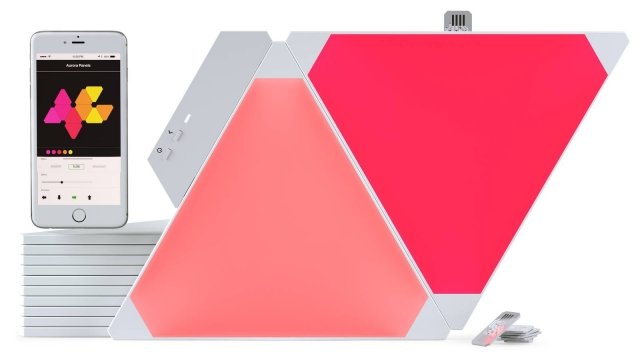 Nanoleaf Aurora
Lo Smarter Kit Nanoleaf Aurora è il prodotto ideale per chi ama il design, nello specifico si tratta di 9 pannelli modulari di forma triangolare (25x25 cm), che possono essere disposti in base alle singole esigenze, nella forma e direzione preferita per dare spazio all’immaginazione. Si adattano ad ogni ambiente e sono facilissime da installare perché non serve praticare fori sul muro: sono dotate infatti di strisce di montaggio biadesive e funzionano con la rete wi-fi domestica e il kit è espandibile fino a 30 pannelli. Si tratta di un sistema di illuminazione smart completamente nuovo, che unisce perfezione tecnologica e progettazione illuminotecnica e offre un controllo, anche vocale, direttamente da smartphone grazie alla compatibilità con Apple HomeKit, tramite l’app Casa (disponibile per iOS 10) per iPhone o iPad. Dall’applicazione è possibile personalizzare la propria illuminazione, scegliendo in una tavolozza di 16,7 milioni di colori. La luce bianca è regolabile tra i 927 C° e 6227 C°, passando dalle tonalità calde del tramonto a quelle brillanti della luce diurna. Le variazioni di luce possono essere personalizzate in base alle proprie esigenze, grazie all’impostazione di alert che garantiscono una completa automazione dell’impianto. Prezzo: 210 euro. Distribuito in Italia da Hinnovation by Nital su www.nital.it Nanoleaf Aurora
Lo Smarter Kit Nanoleaf Aurora è il prodotto ideale per chi ama il design, nello specifico si tratta di 9 pannelli modulari di forma triangolare (25x25 cm), che possono essere disposti in base alle singole esigenze, nella forma e direzione preferita per dare spazio all’immaginazione. Si adattano ad ogni ambiente e sono facilissime da installare perché non serve praticare fori sul muro: sono dotate infatti di strisce di montaggio biadesive e funzionano con la rete wi-fi domestica e il kit è espandibile fino a 30 pannelli. Si tratta di un sistema di illuminazione smart completamente nuovo, che unisce perfezione tecnologica e progettazione illuminotecnica e offre un controllo, anche vocale, direttamente da smartphone grazie alla compatibilità con Apple HomeKit, tramite l’app Casa (disponibile per iOS 10) per iPhone o iPad. Dall’applicazione è possibile personalizzare la propria illuminazione, scegliendo in una tavolozza di 16,7 milioni di colori. La luce bianca è regolabile tra i 927 C° e 6227 C°, passando dalle tonalità calde del tramonto a quelle brillanti della luce diurna. Le variazioni di luce possono essere personalizzate in base alle proprie esigenze, grazie all’impostazione di alert che garantiscono una completa automazione dell’impianto. Prezzo: 210 euro. Distribuito in Italia da Hinnovation by Nital su www.nital.it